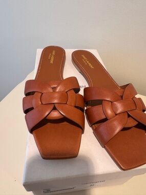 Saint Laurent TRIBUTE MULES IN SMOOTH LEATHER
AMBER